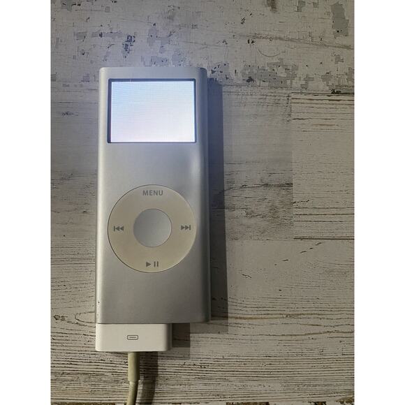 Apple iPod Nano 2nd Gen A1199 Silver - For Parts or Repair - Picture 1 of 4